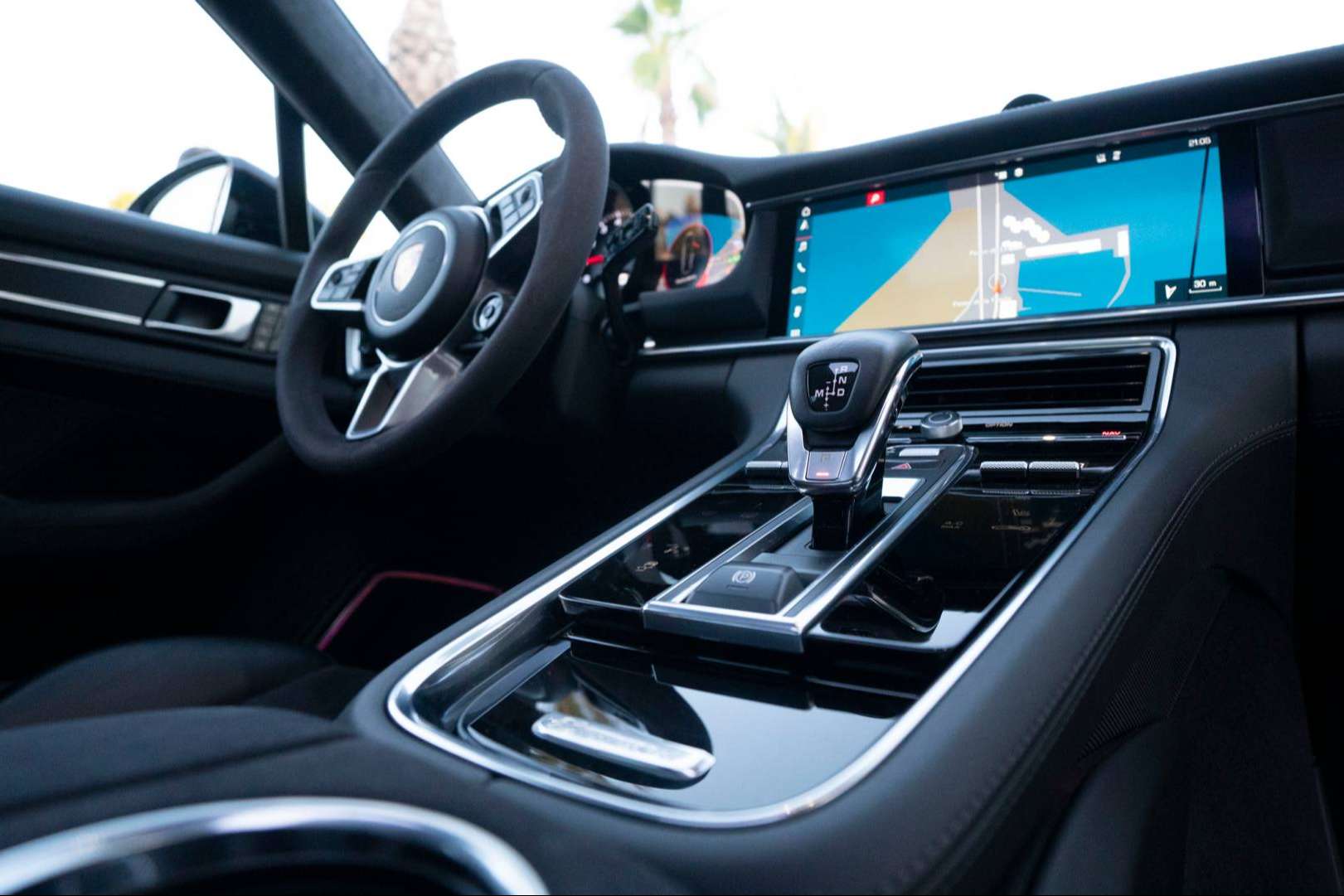 ToyCars redefine el lujo sobre ruedas y agua en destinos exclusivos