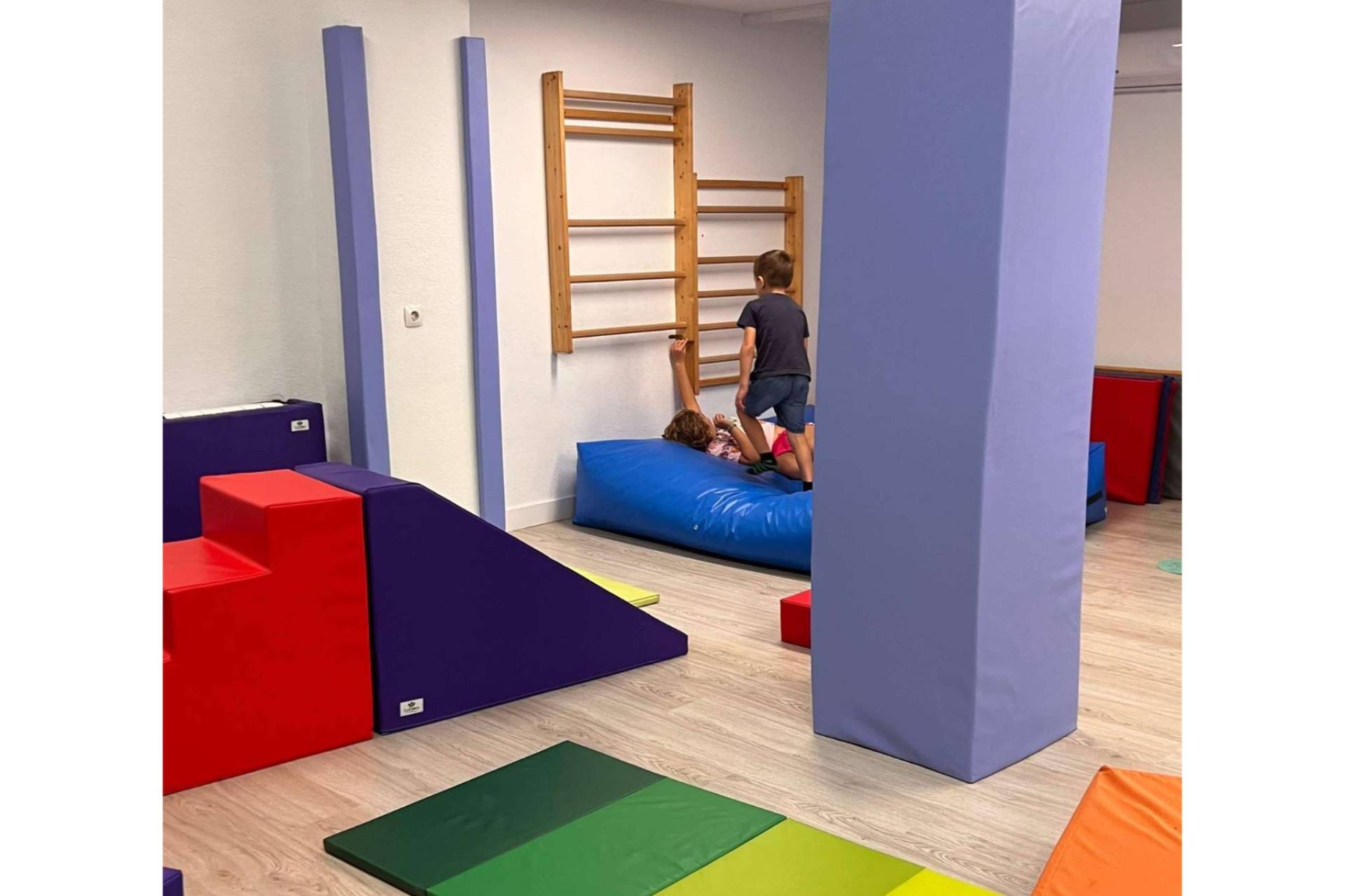 Ludifoam ofrece un amplio catálogo de material diseñado para el desarrollo motor y sensorial de los niños