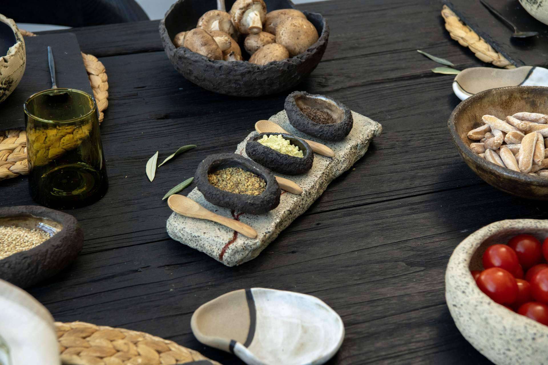 Mesas que marcan la diferencia con el taller de cerámica artesanal de Reyne