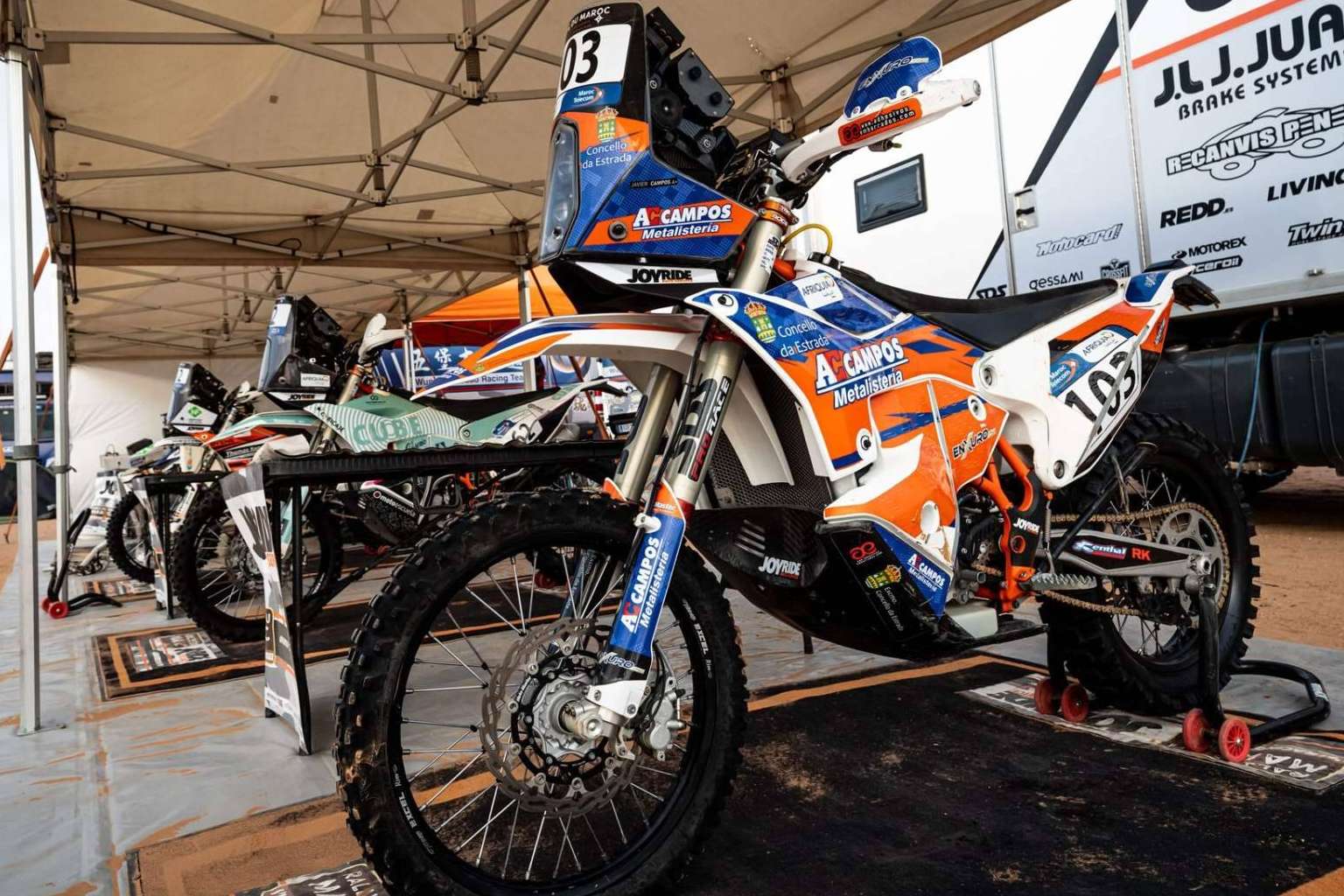 ADHESIVOSEMBARRADOS; innovación en adhesivos personalizados para motos de enduro