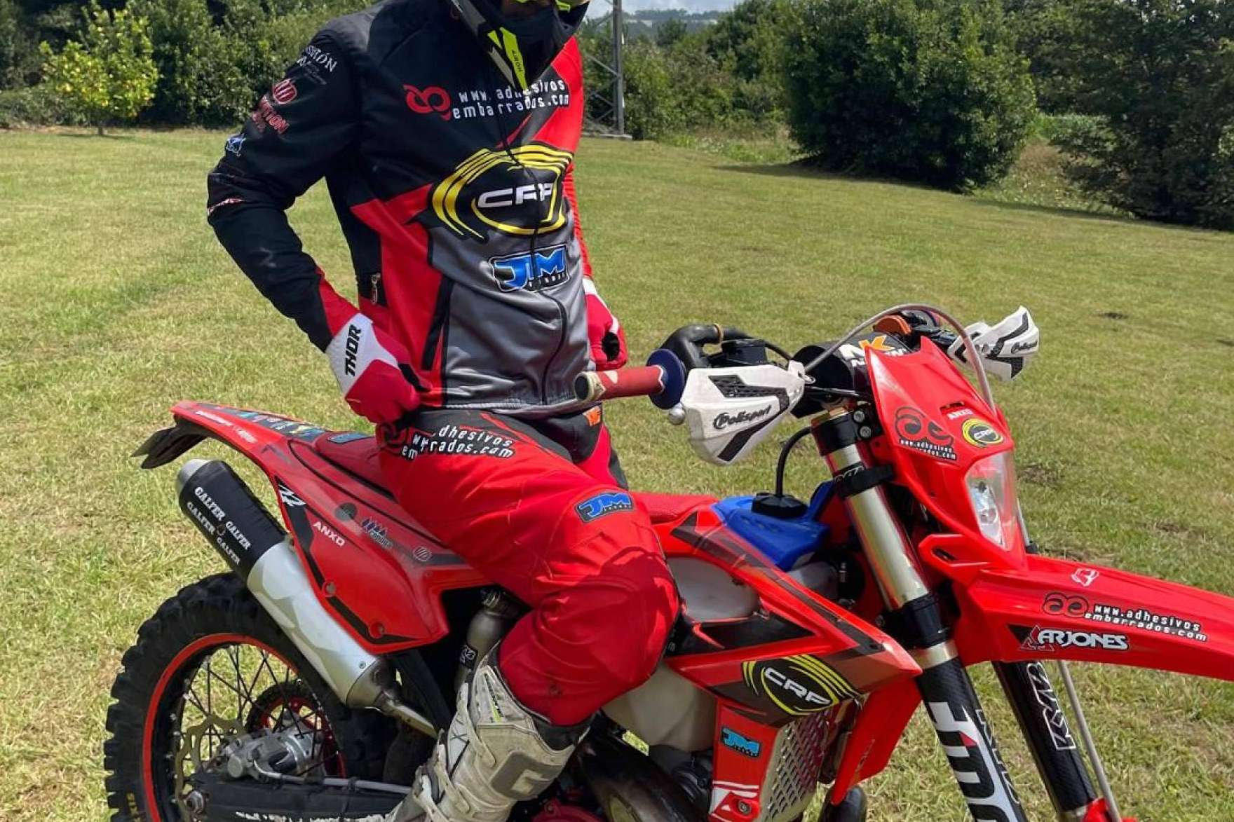 ADHESIVOSEMBARRADOS revoluciona el sector con ropa personalizada para pilotos de motocross