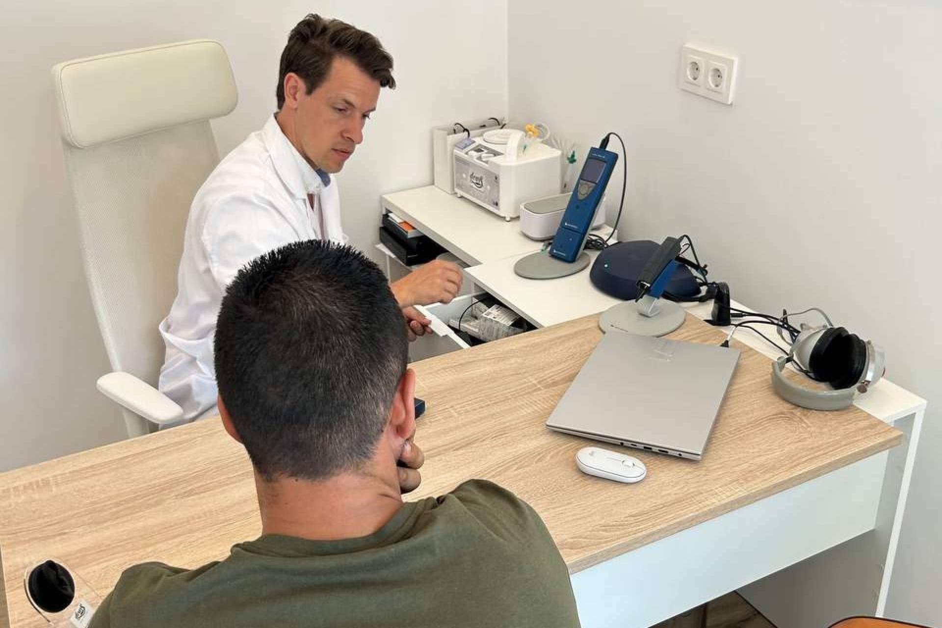 Deporte y audición, dos claves para frenar el deterioro cognitivo, según estudios recientes