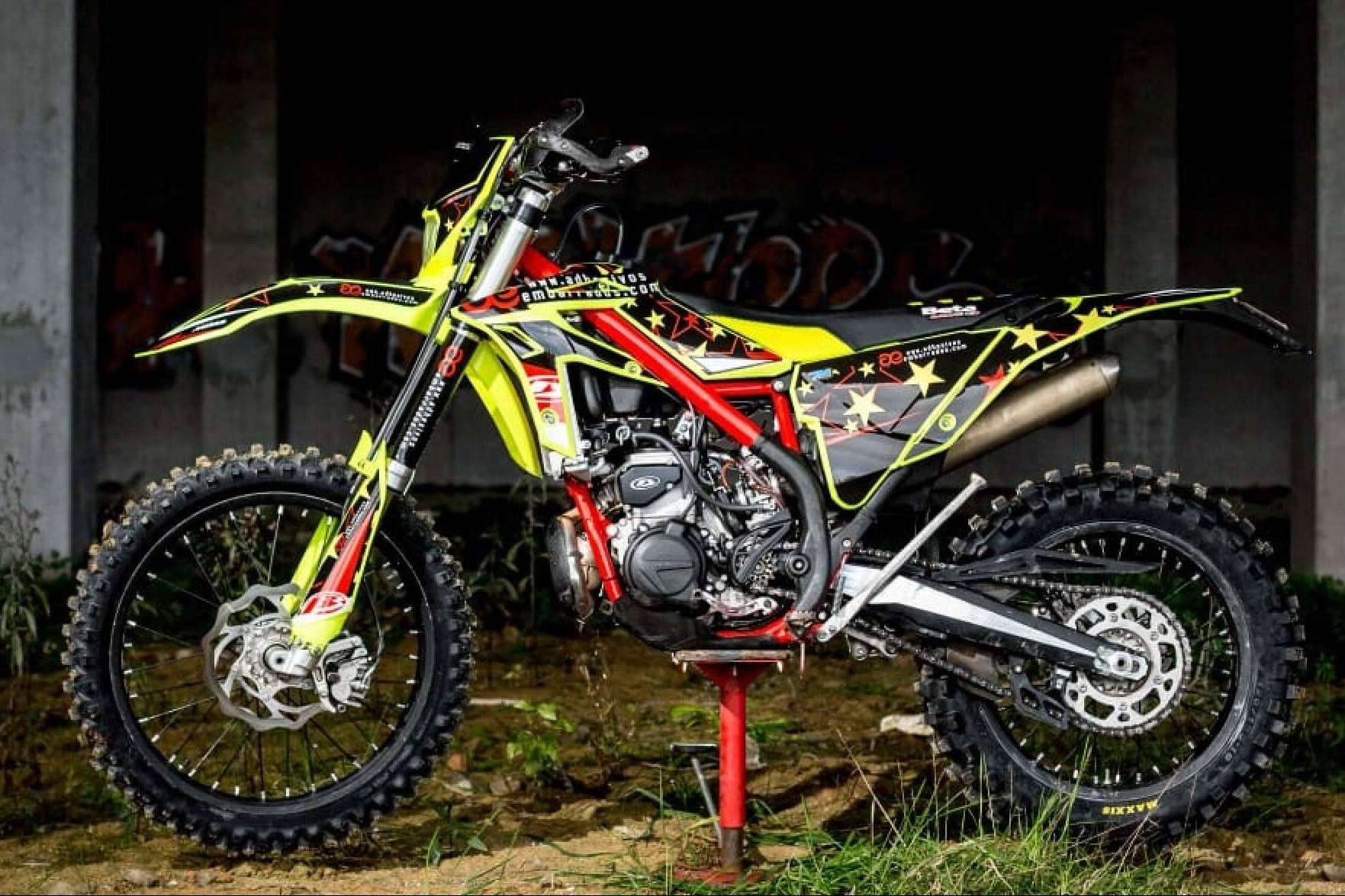 ADHESIVOSEMBARRADOS transforma motocicletas con adhesivos y plásticos personalizados