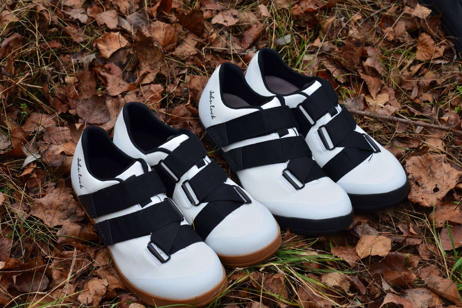 La revolución del ciclismo; John Luck presenta las primeras zapatillas con horma respetuosa