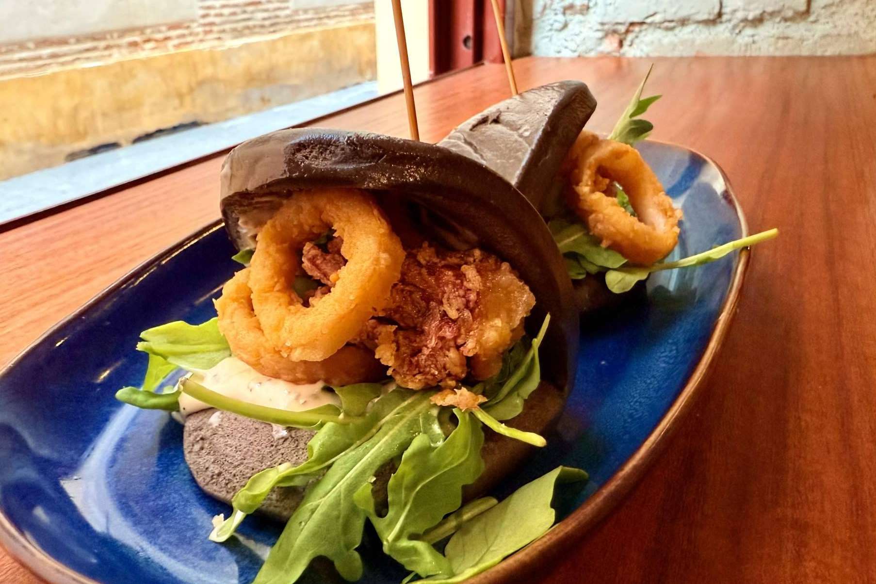 Tapas y buen ambiente en Casaamigos, un restaurante en el centro de Málaga