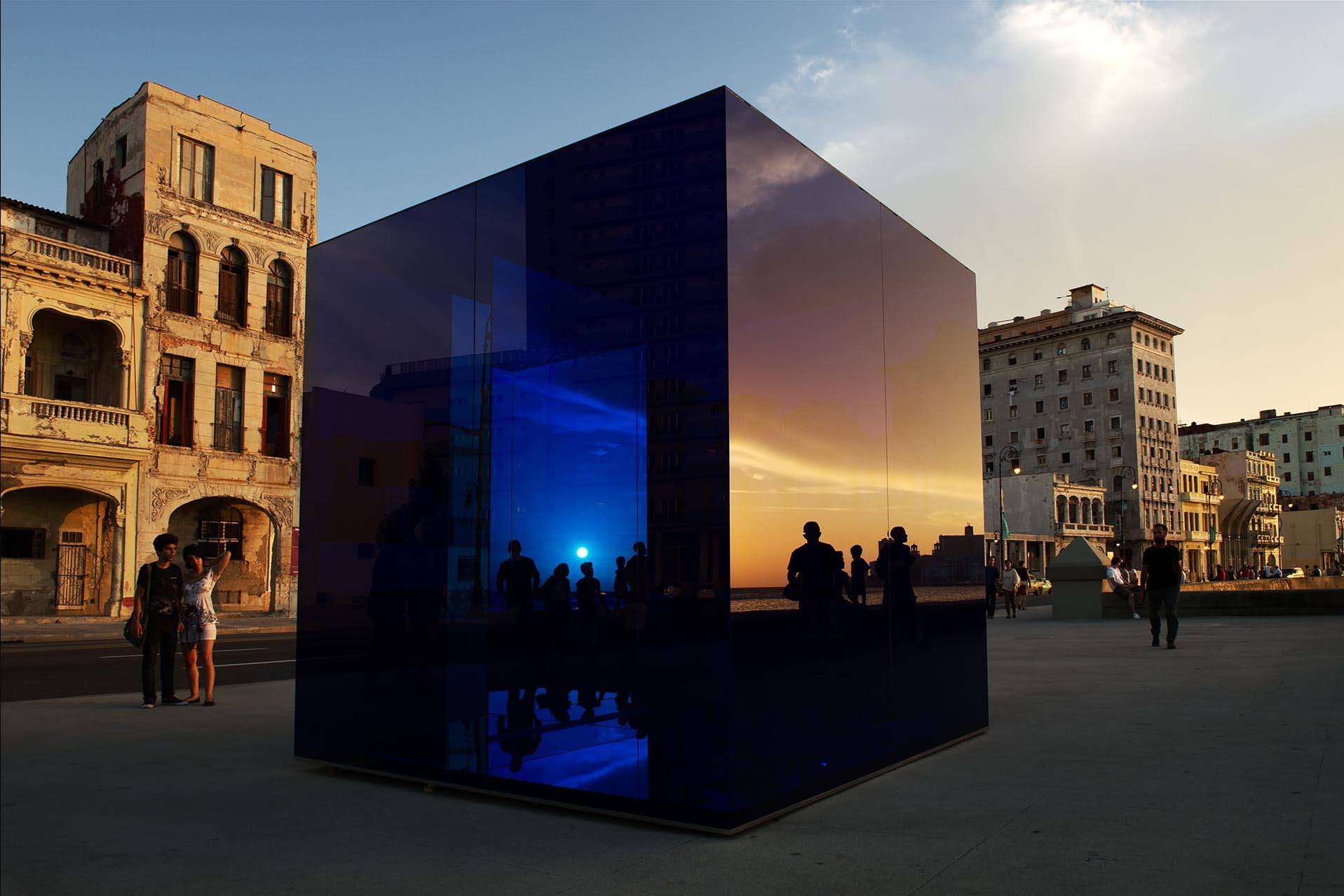 La instalación Cubo Azul de Rachel Valdés redefine la percepción del color