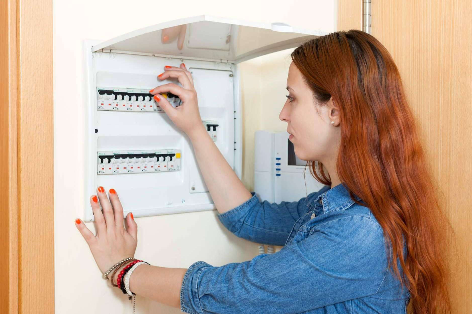 Comparativa técnica entre baterías virtuales y baterías físicas en autoconsumo solar