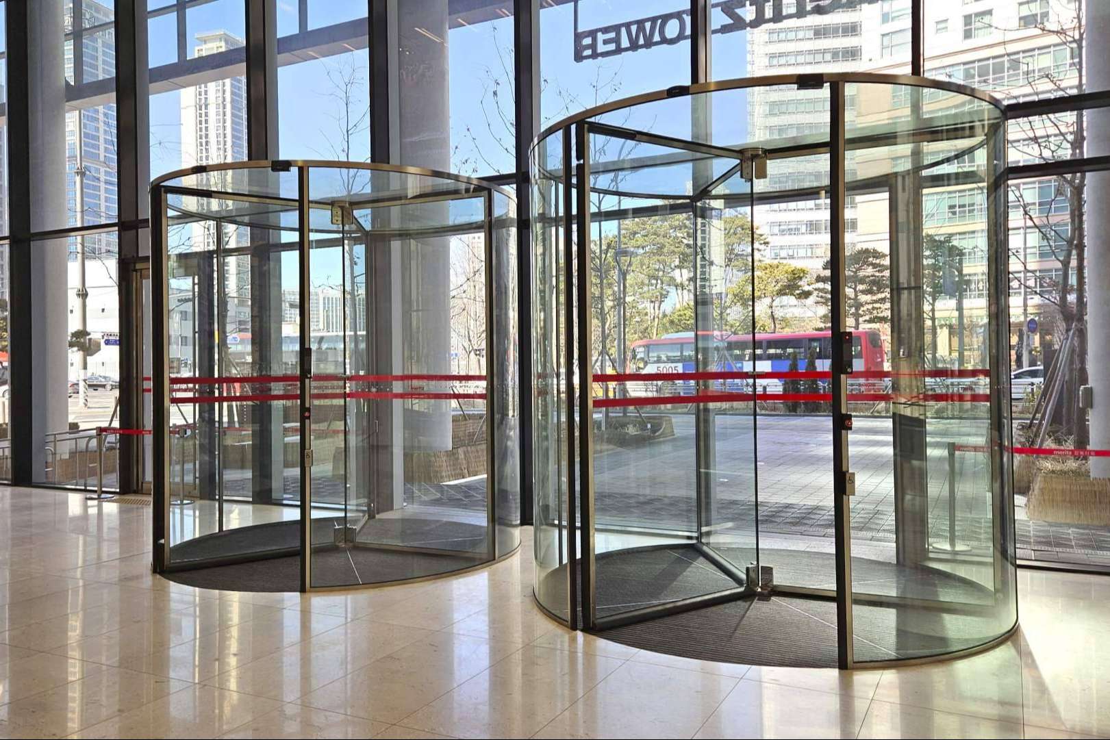 ASSA ABLOY integra diseño y tecnología en su gama de puertas giratorias para edificios inteligentes