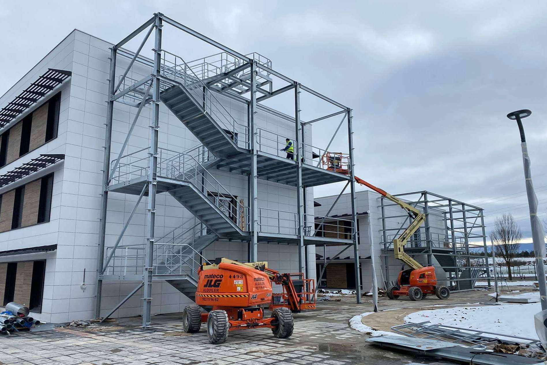 Instalaciones RPM refuerza la seguridad en obras públicas con estructuras metálicas exteriores duraderas