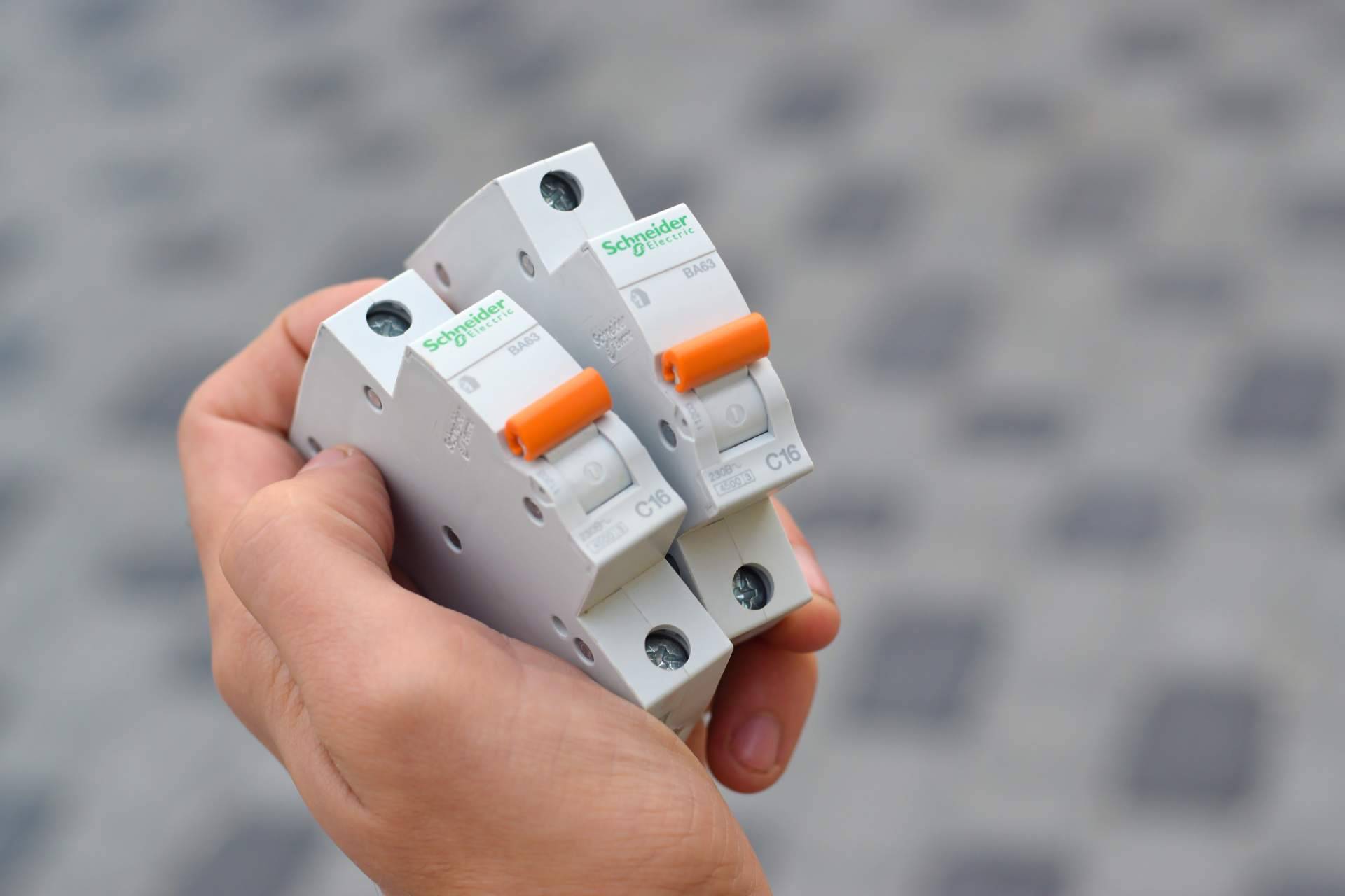 Material eléctrico Schneider Electric, pieza clave en la oferta tecnológica de Cadenza Electric