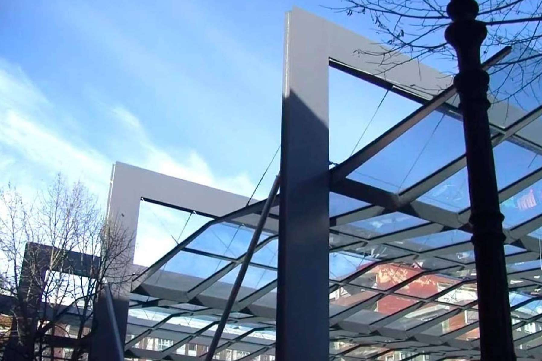 Versatilidad y durabilidad en estructuras metálicas en parques y plazas, según Instalaciones Metálicas RPM