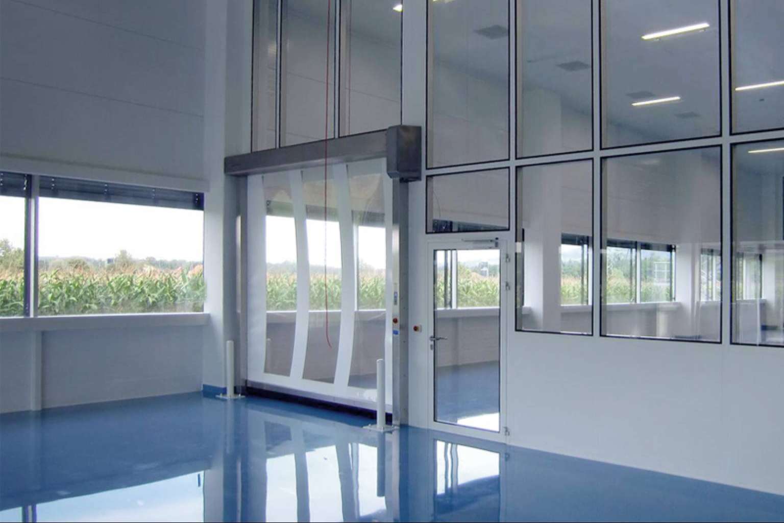 Puertas rápidas de ASSA ABLOY optimizan el control ambiental en salas blancas de sectores críticos