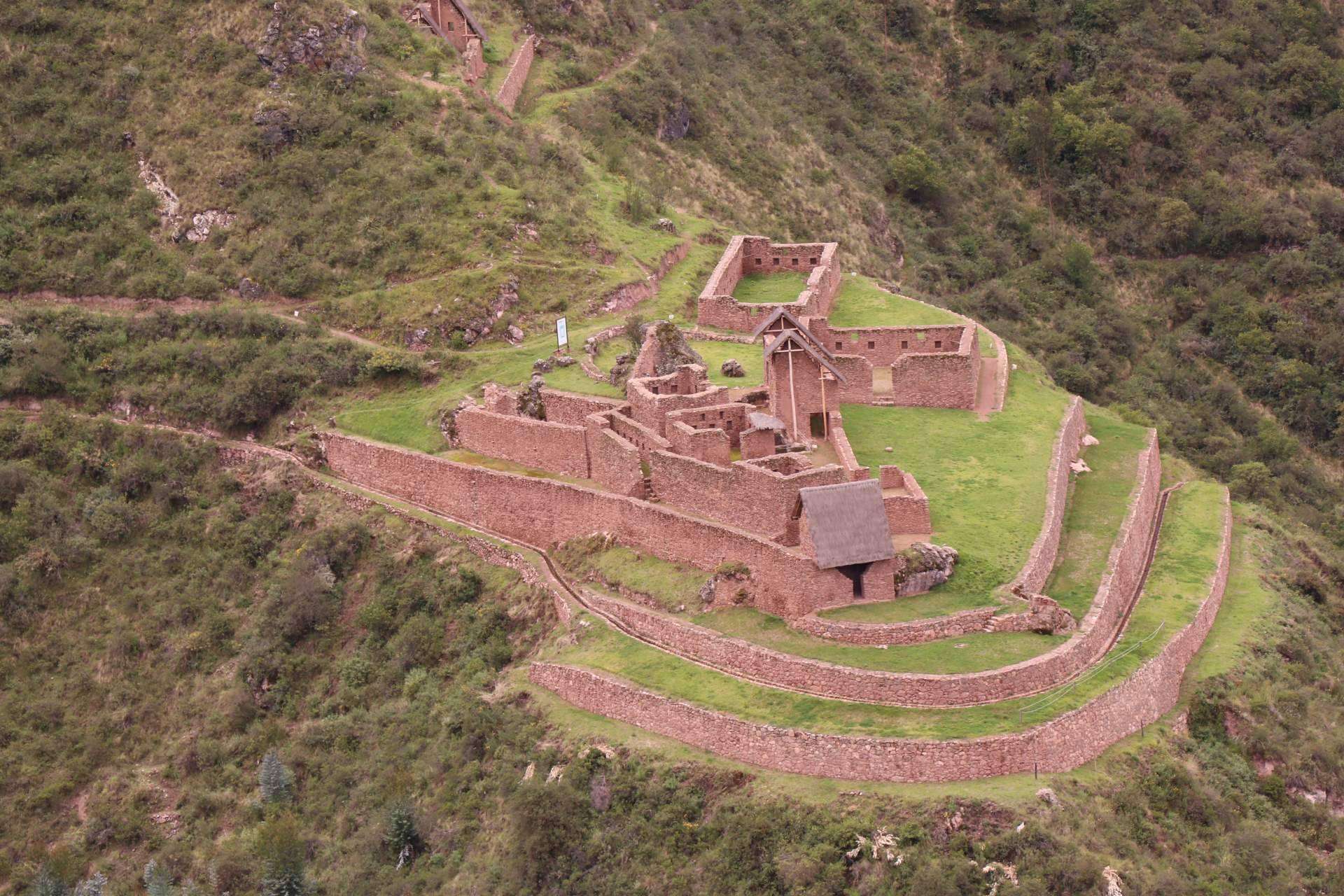 Descubrir la catarata de Perolniyoc y hospedarse en Cocatambo Hotel, en el corazón de Ollantaytambo