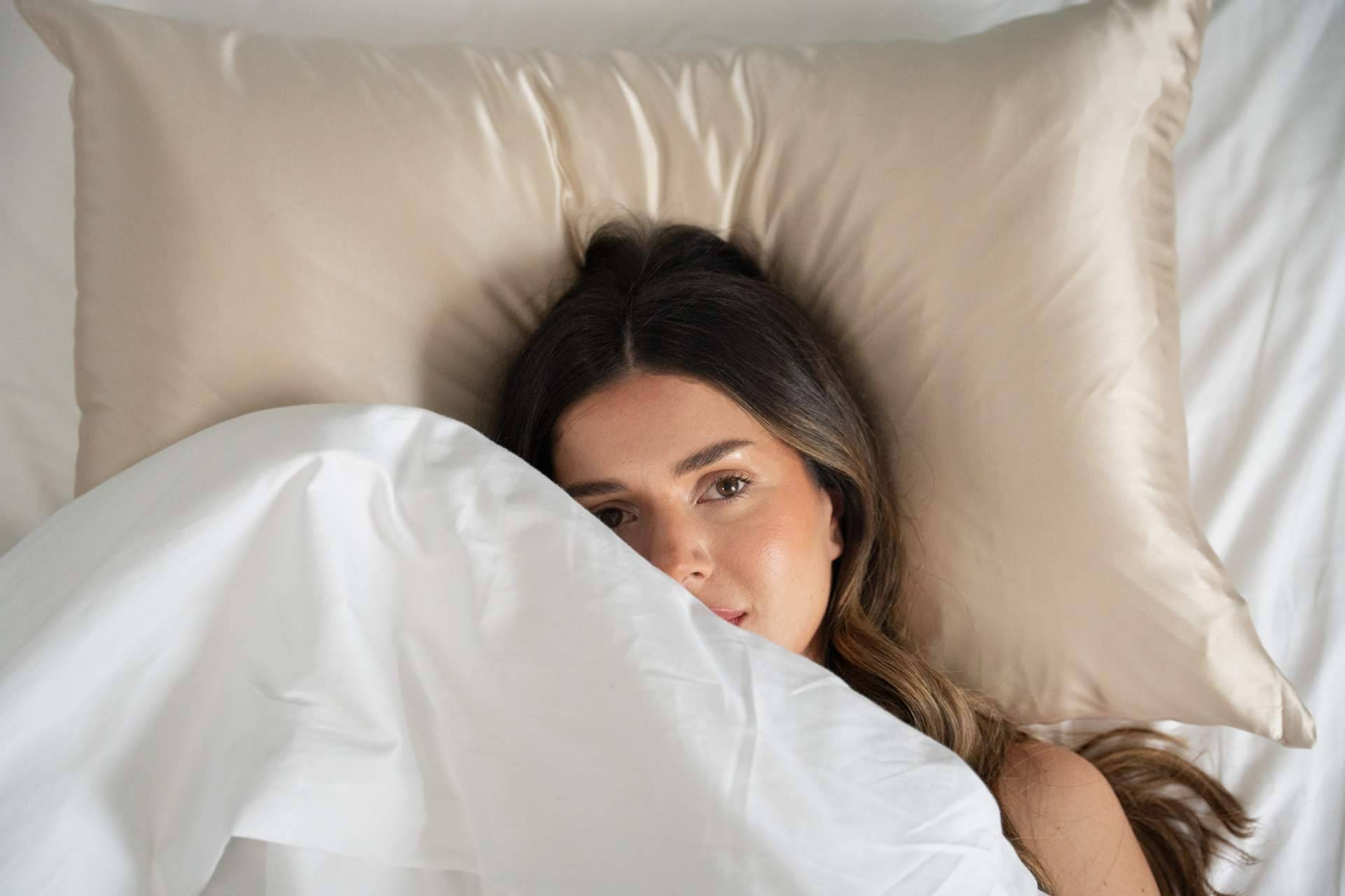 Los 6 errores nocturnos que afectan la piel y el cabello (y la solución de ONISA COTÉ)