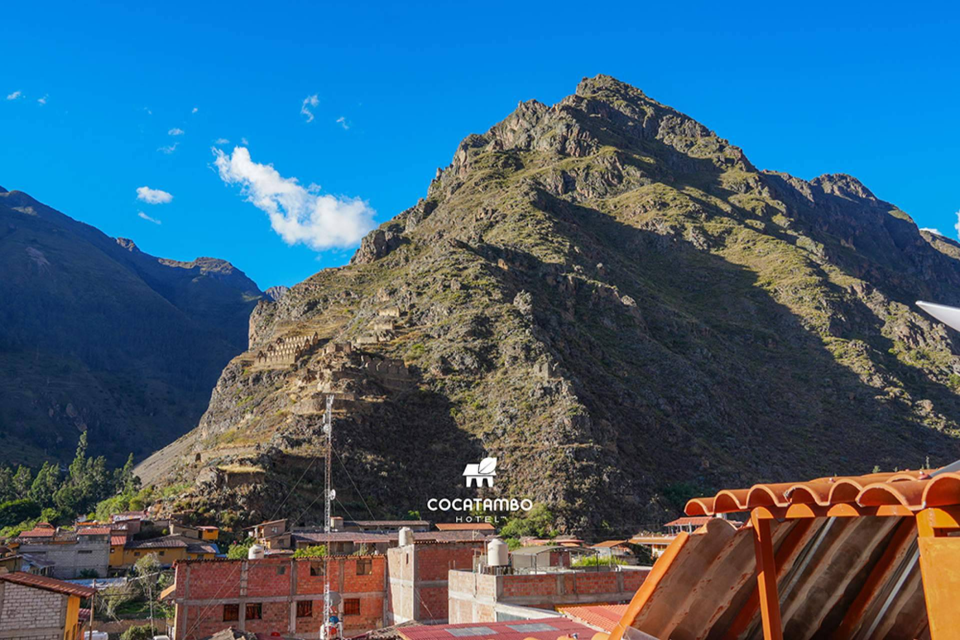 Cocatambo ofrece habitaciones con vistas directas a los atardeceres sobre Pinkuylluna en Ollantaytambo