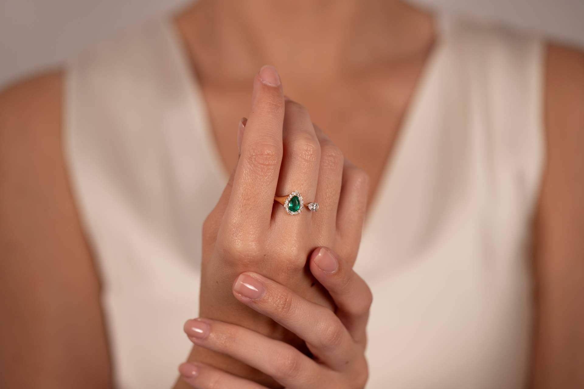 Elegancia cromática en la mano; anillo con esmeralda y anillos con zafiros