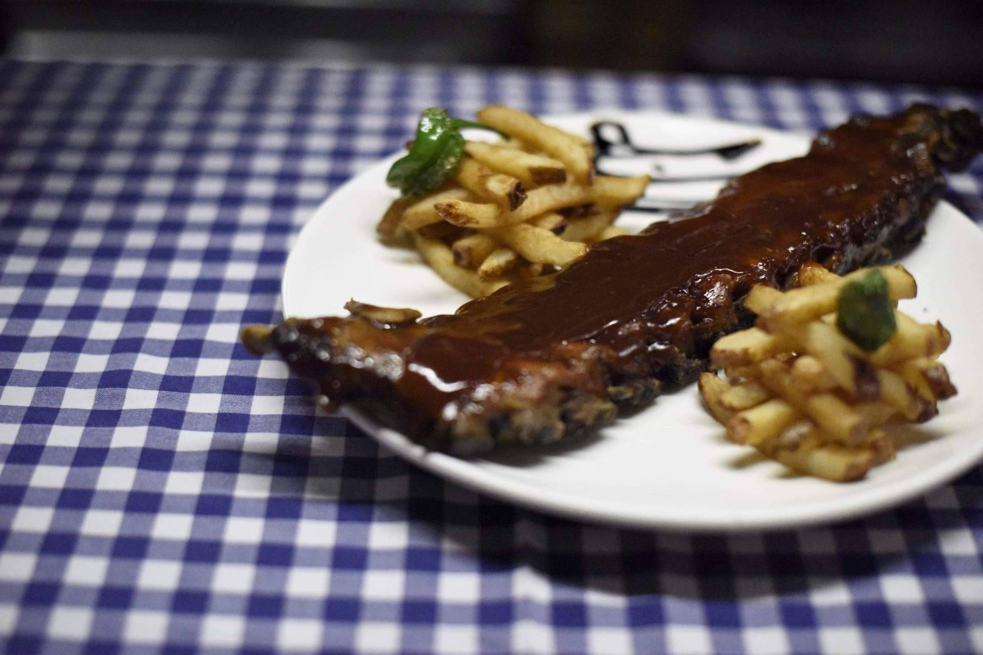 La brasa como eje culinario en Pasa Tapas, restaurante emblemático de la Barceloneta