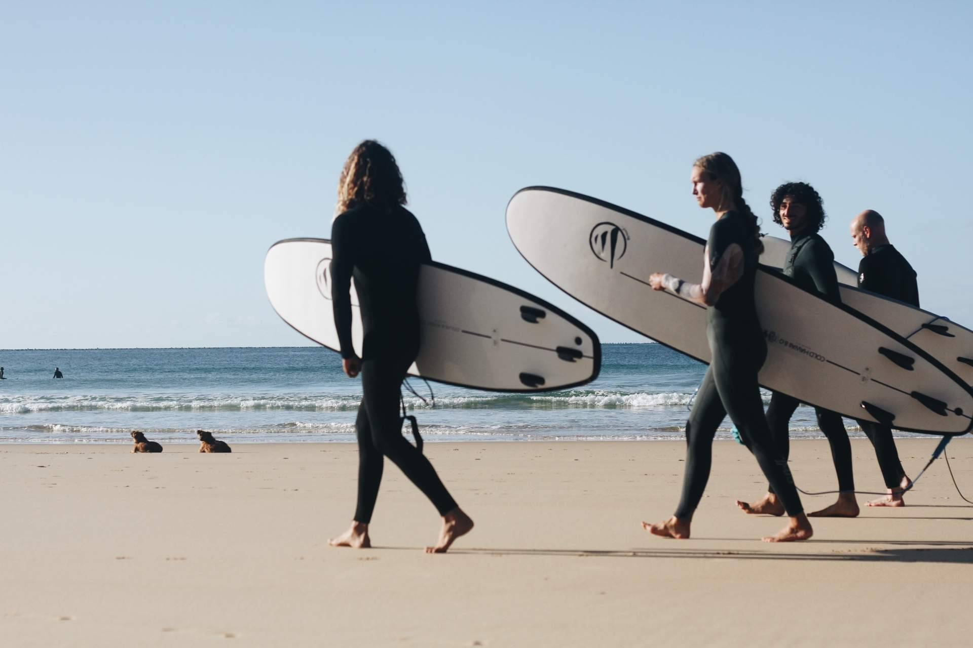 Fly selecciona las mejores playas para aprender a surfear en otoño en la costa española