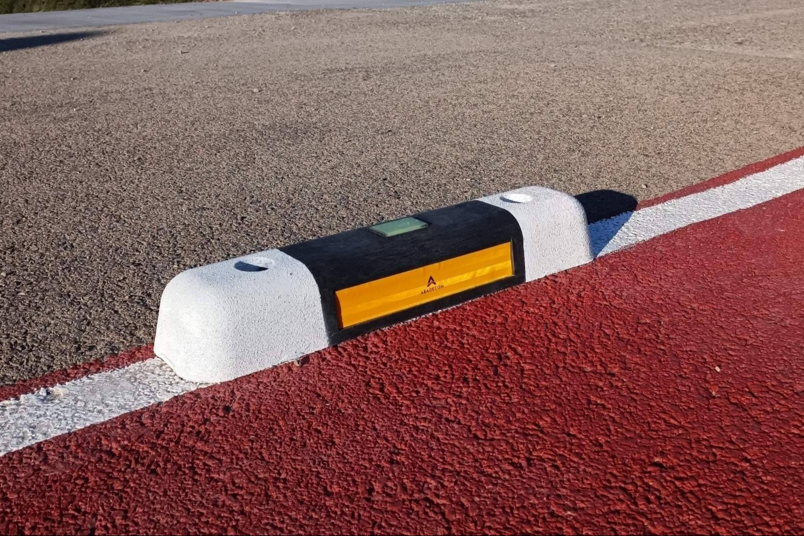 Ciudades españolas refuerzan la seguridad vial con el separador de carril bici fotoluminiscente de Abadecom Urban