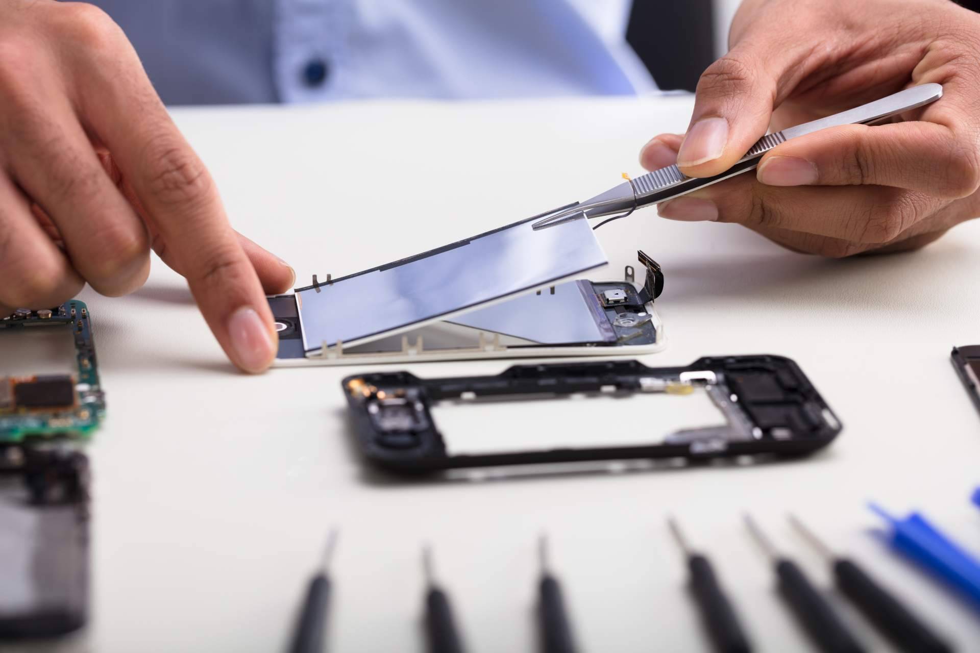 El aprendizaje práctico en reparación de móviles facilita el camino hacia un futuro como técnico autónomo