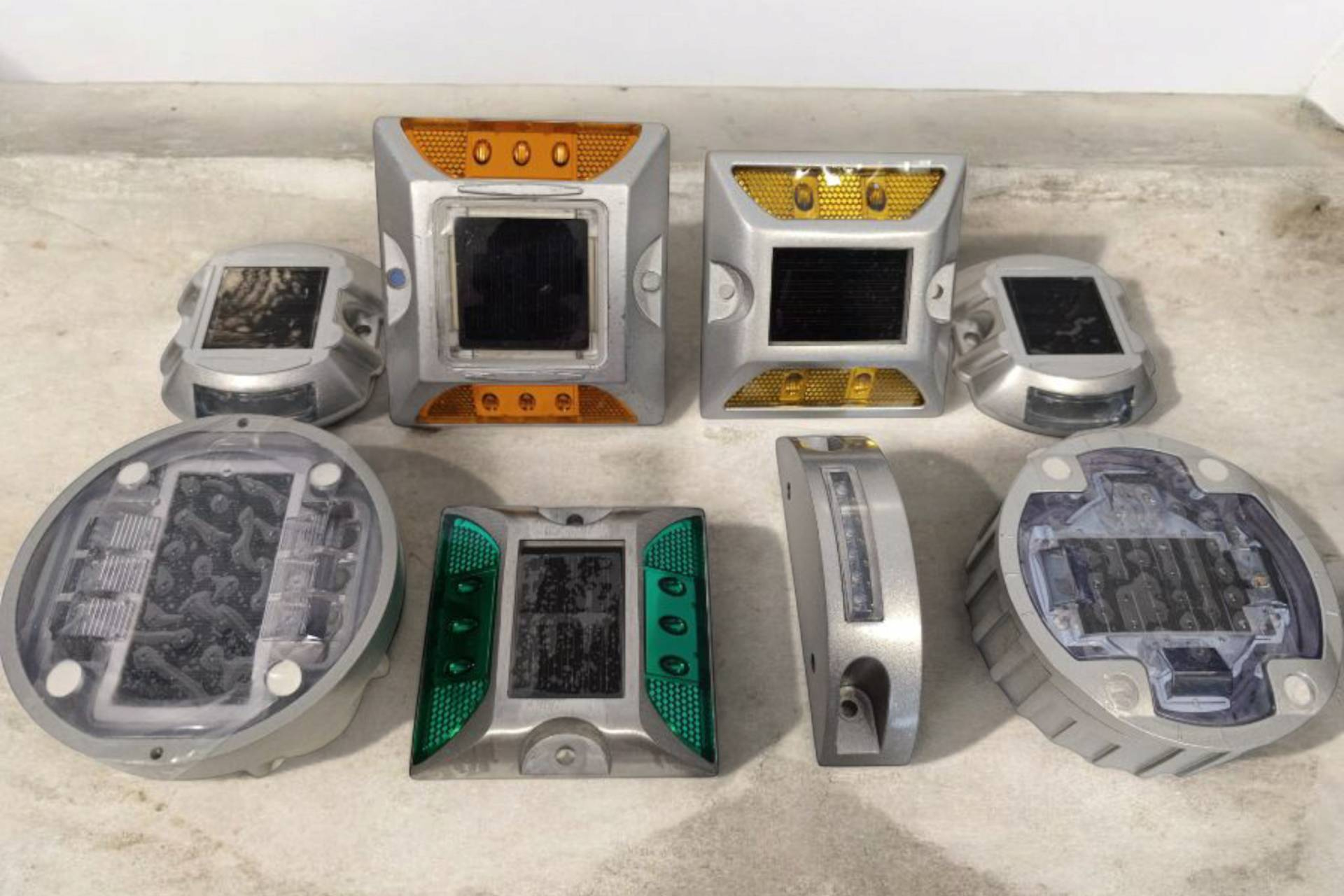 Captafaros solares LED de Abadecom Urban, sostenibilidad y tecnología al servicio de la seguridad vial
