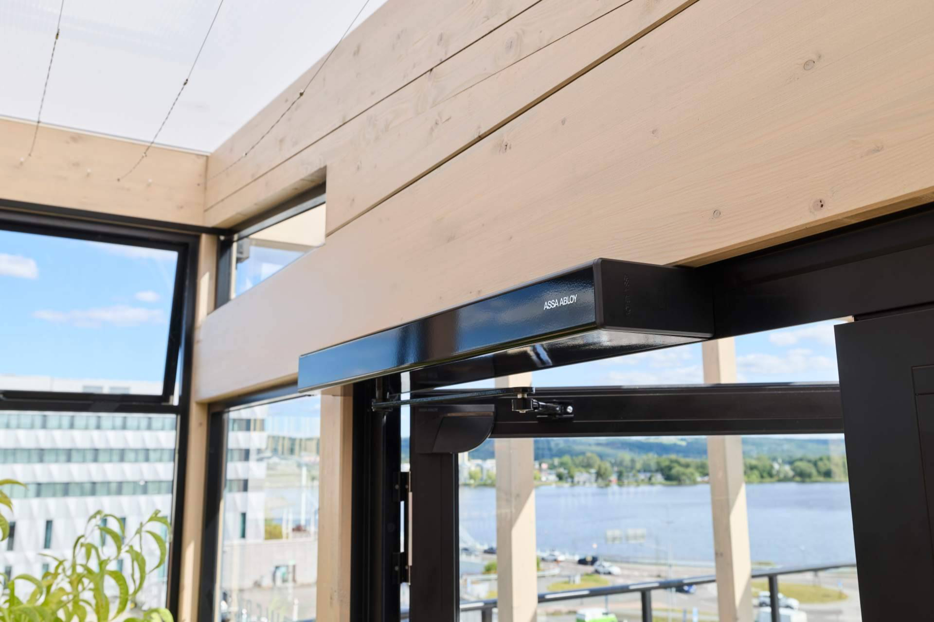 Innovación y funcionalidad en puertas batientes, la propuesta de ASSA ABLOY para entornos exigentes