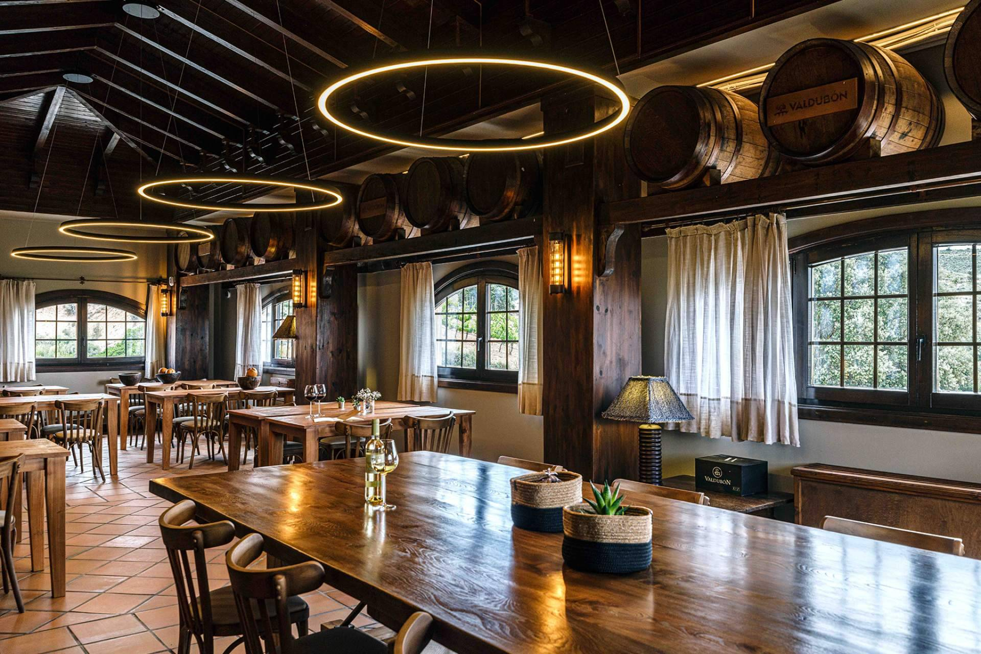 Interiorismo que conecta marca y cliente; así transforma INDAStudio restaurantes y bodegas en Barcelona