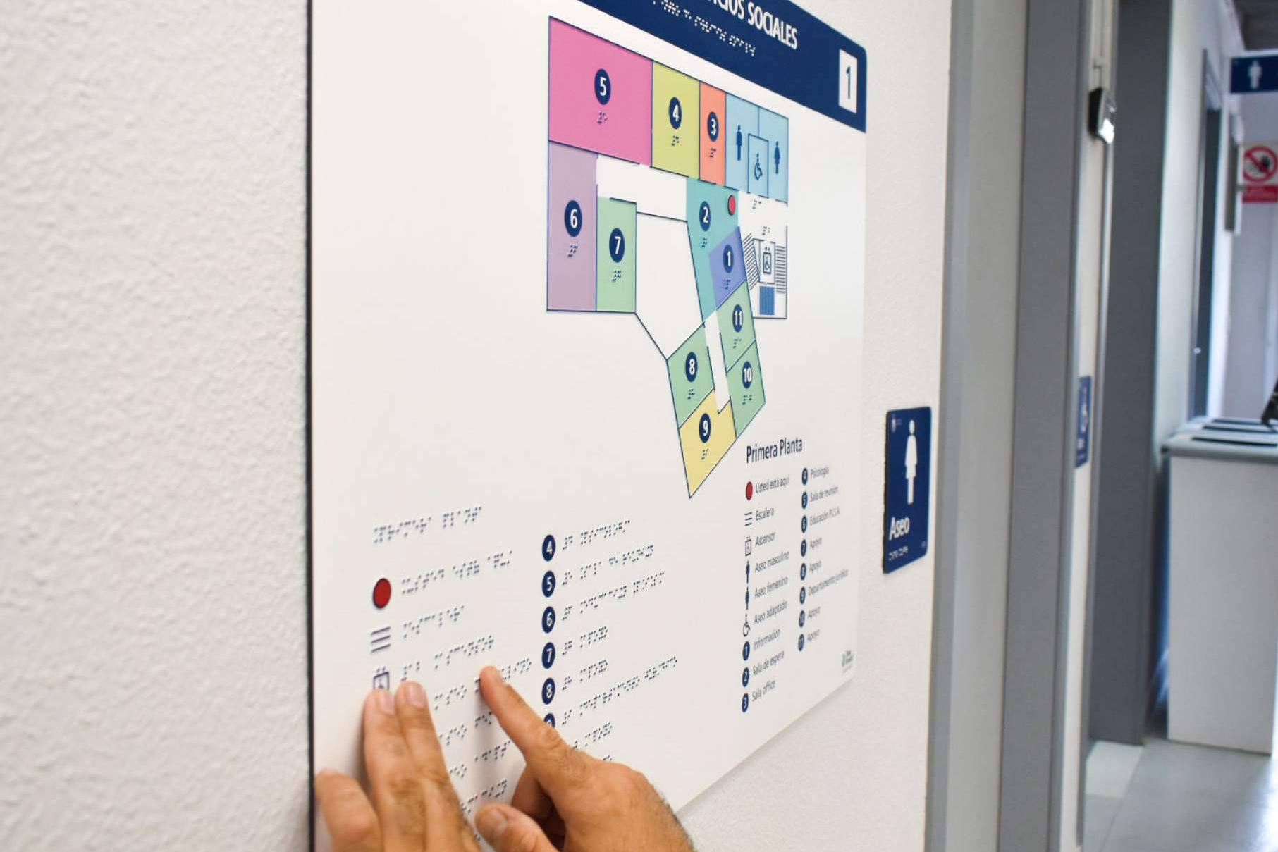 Databraille refuerza la accesibilidad universal mediante señalización con braille y altorrelieve