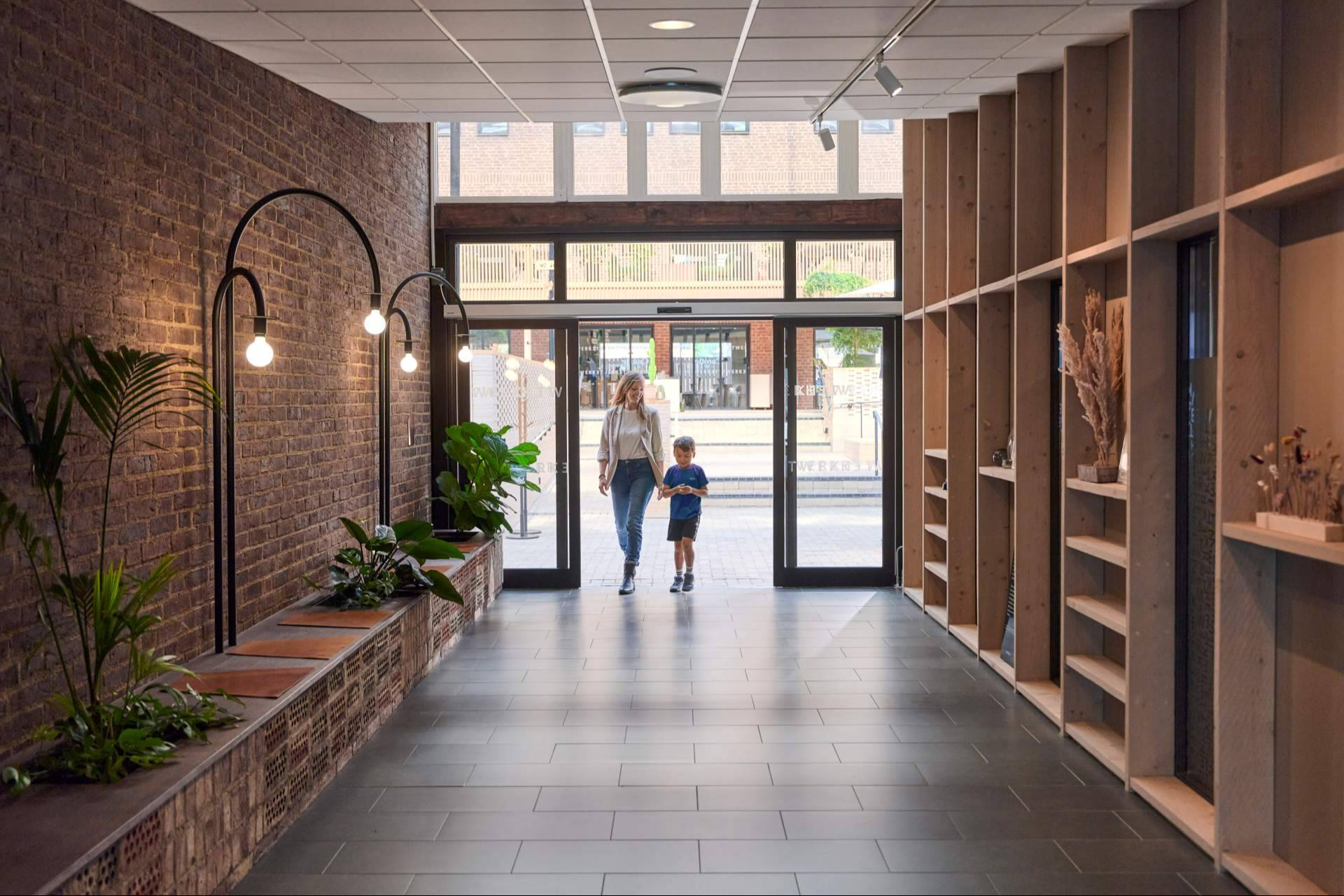 Aspectos clave para seleccionar la puerta automática peatonal correcta en edificios comerciales o públicos