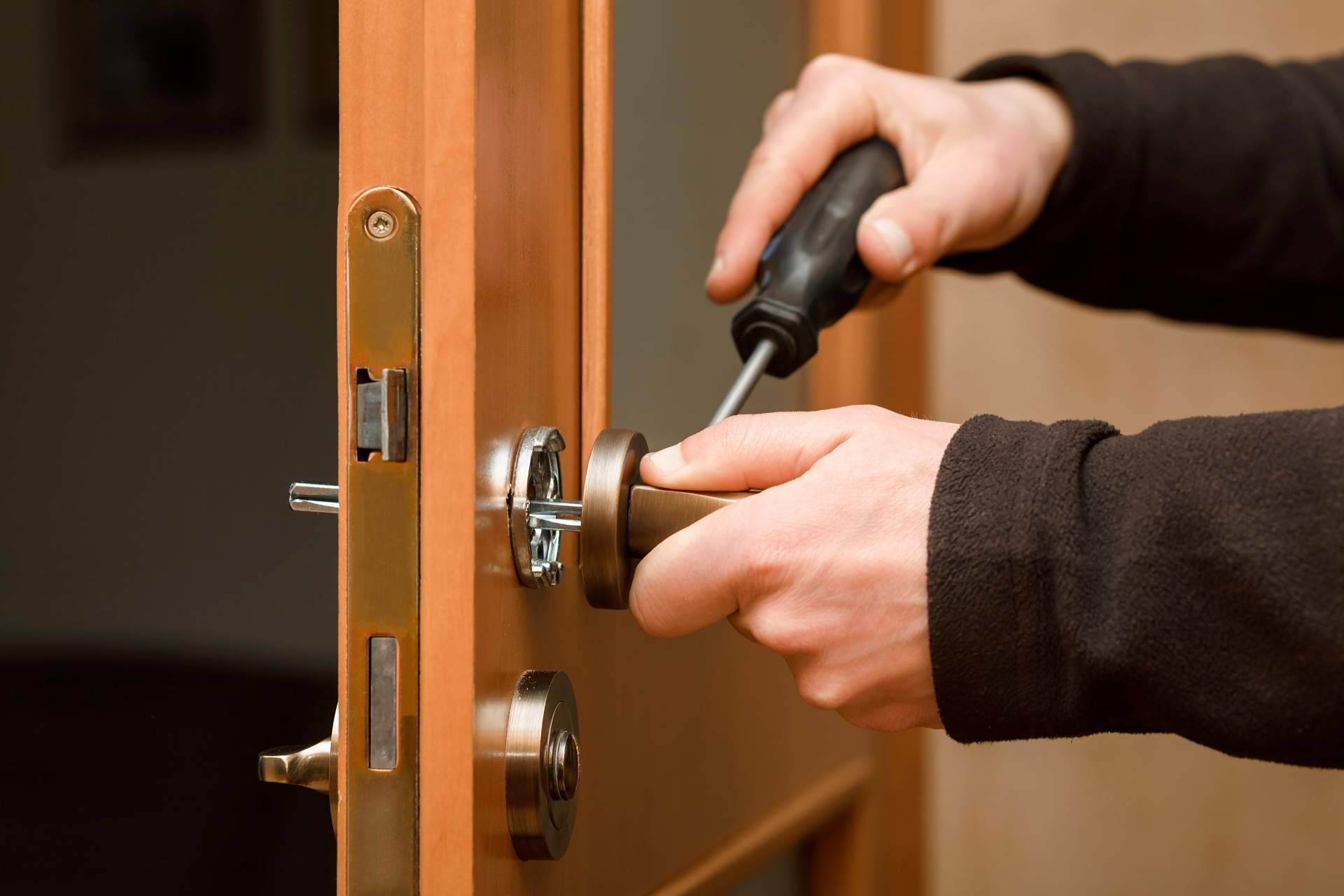 Contratar a un profesional en cerrajería, clave para resolver aperturas de puerta con seguridad y rapidez
