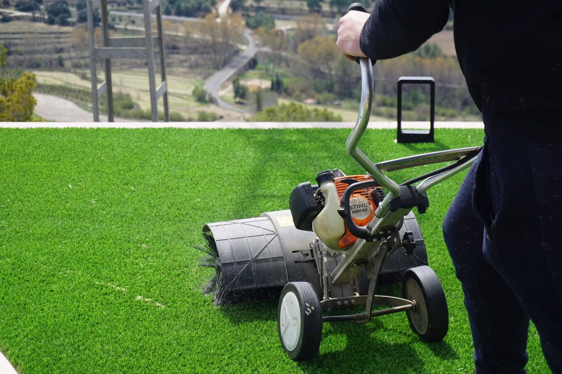 Colocación de césped artificial con estándares medibles; instaladores Albergrass elevan el acabado