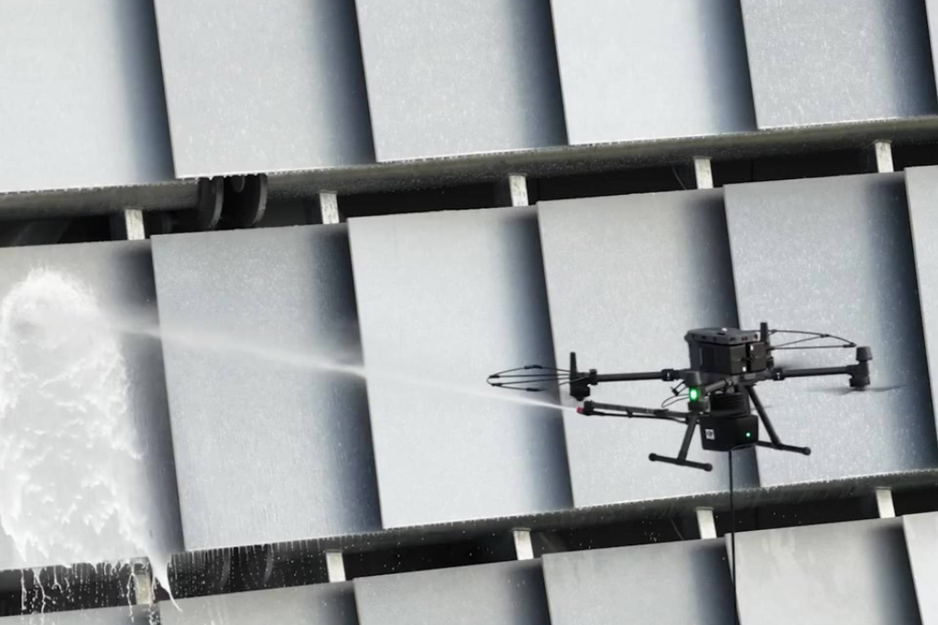 Limpieza aérea en naves industriales; Galvañ Lacados optimiza tiempos y seguridad