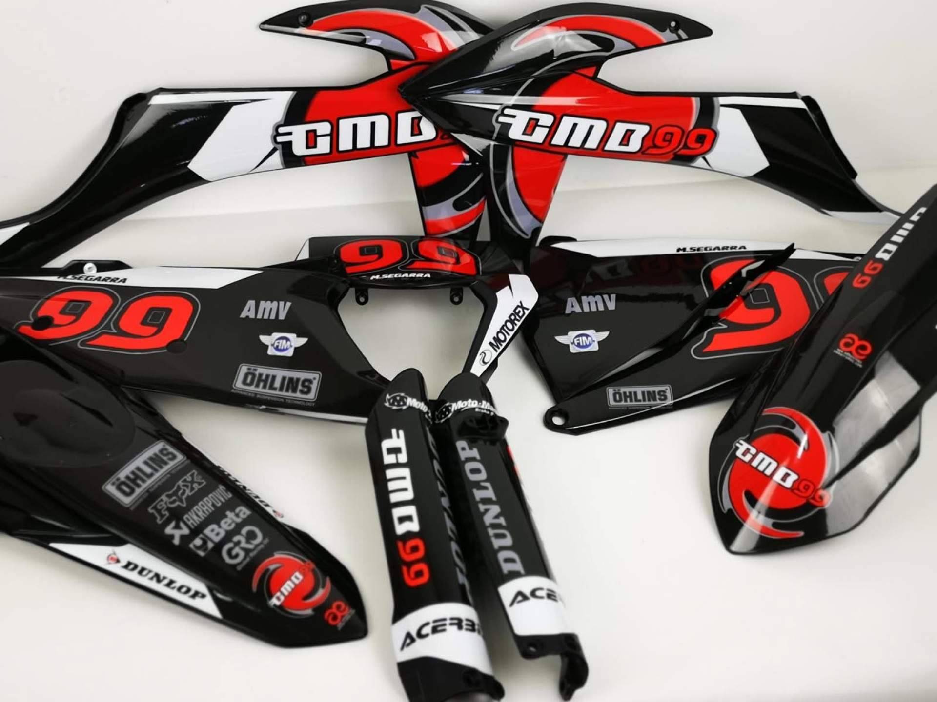 ADHESIVOSEMBARRADOS prepara a los pilotos offroad con sus kits de pegatinas y plásticos personalizados
