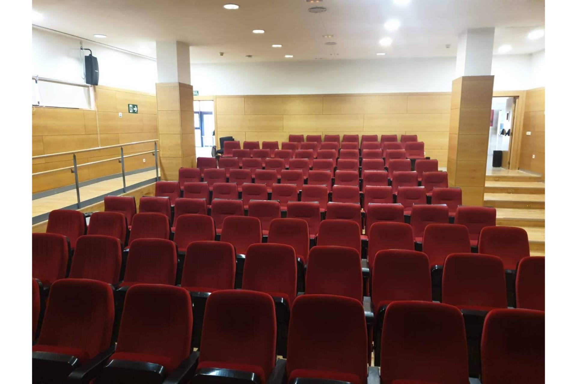 Renovar muebles sin comprar nuevos; guía práctica con tapicero a domicilio Madrid para sofás, sillas y cabeceros