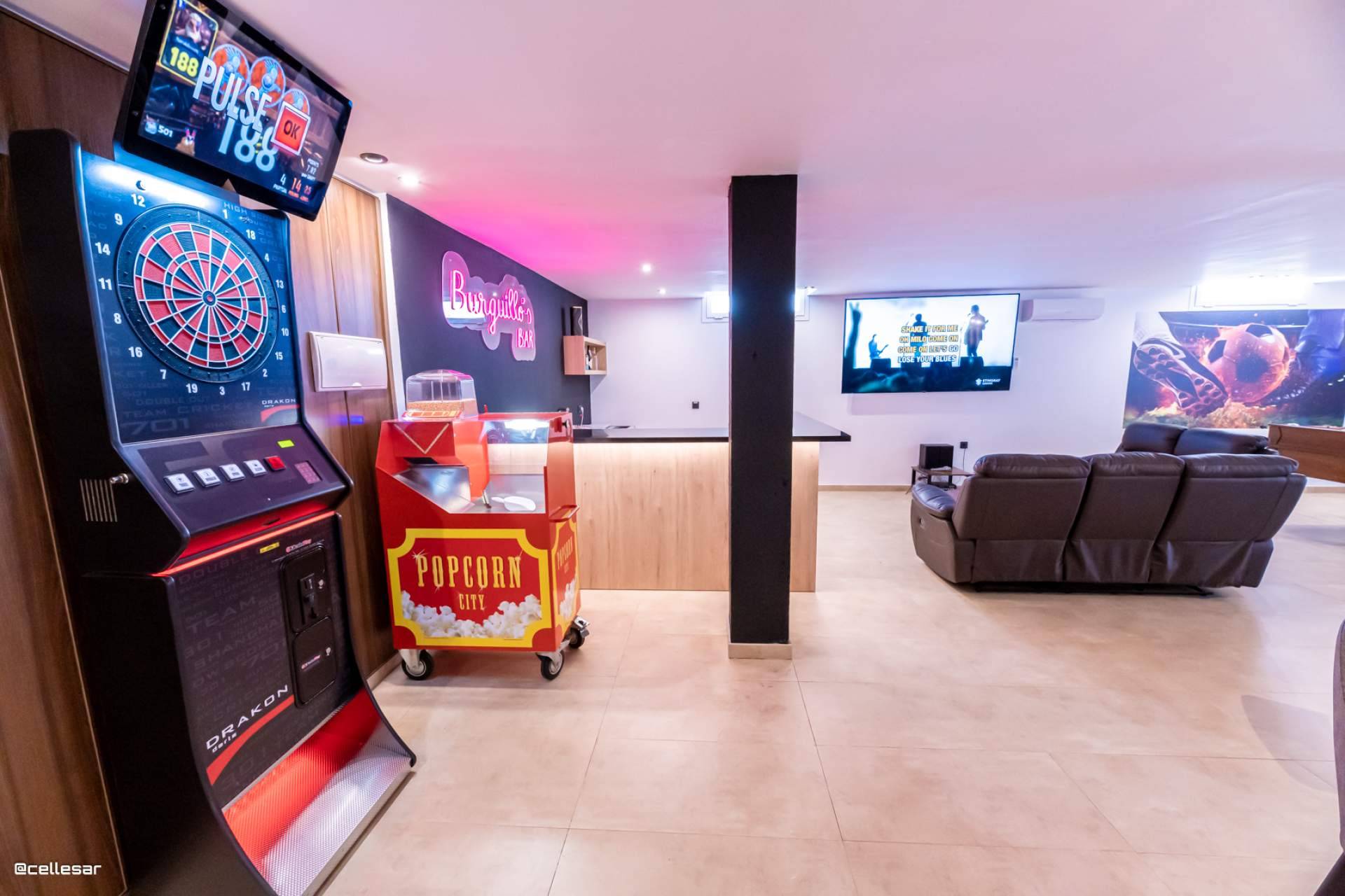 Una villa en alquiler en Sevilla pensada para grupos; 9 baños, jacuzzi y sala de juegos