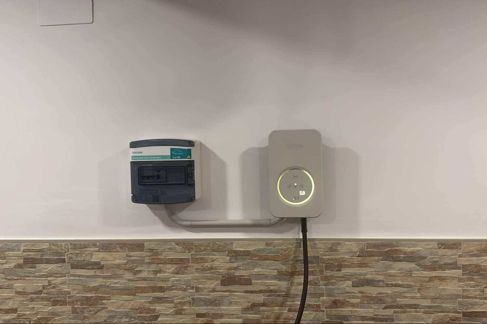 Instalaciones Porcuna despliega cargadores de coches eléctricos adaptados a cada necesidad, con puesta en marcha incluida