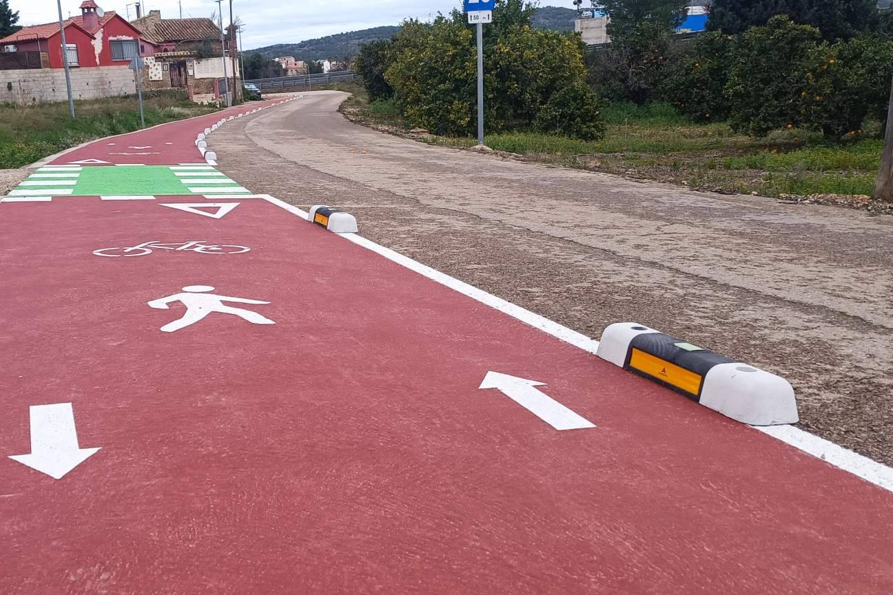 El separador de carril bici fotoluminiscente de Abadecom Urban gana presencia ante el auge de la infraestructura ciclista protegida