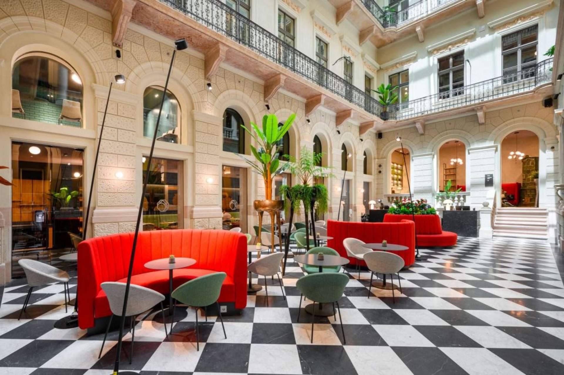 Mobiliario de terraza para hostelería en hoteles y empresas; eficiencia, diseño y funcionalidad en exteriores