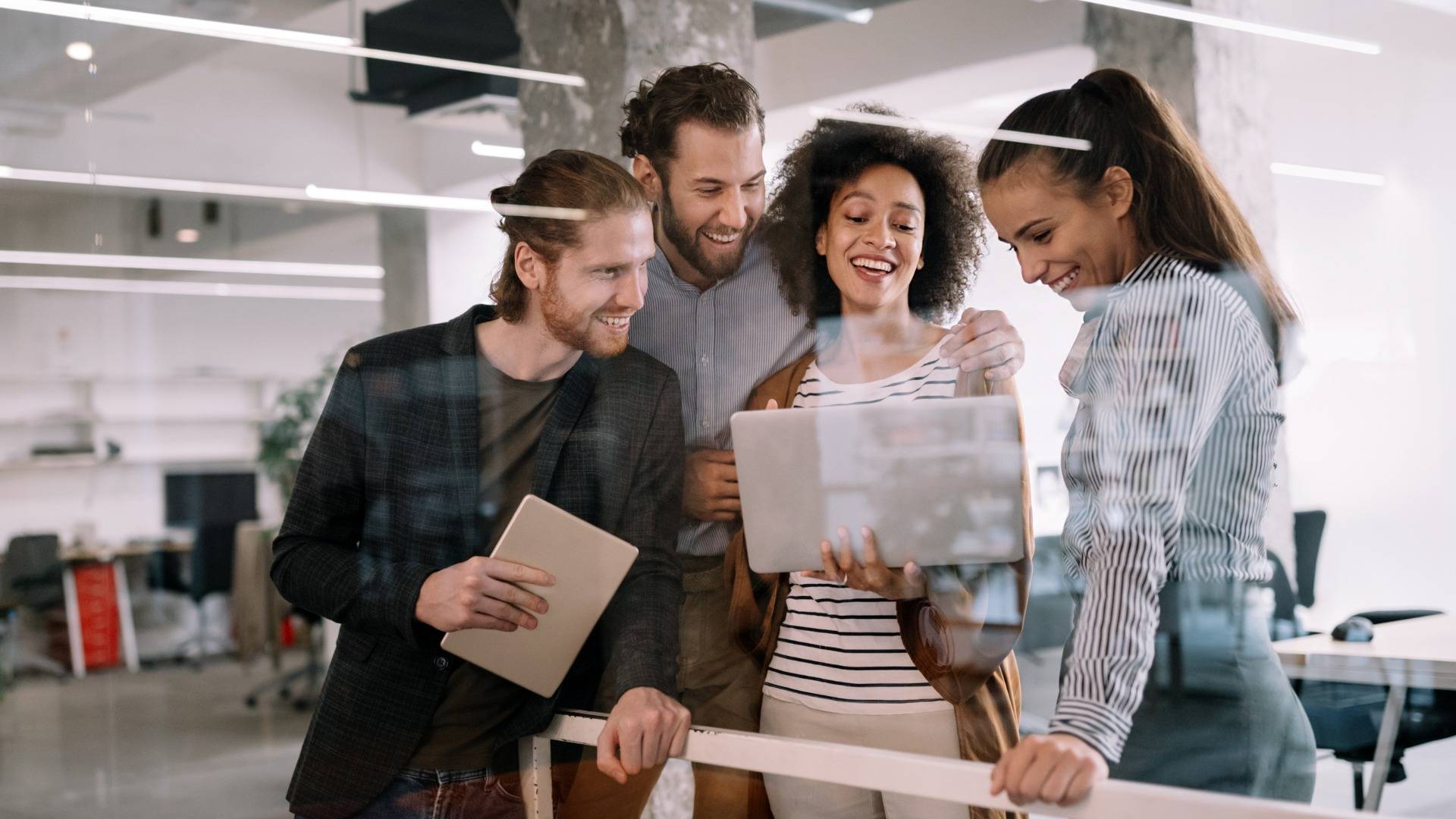 La IA se abre paso en la comunicación interna con un reto claro; no sonar genérica