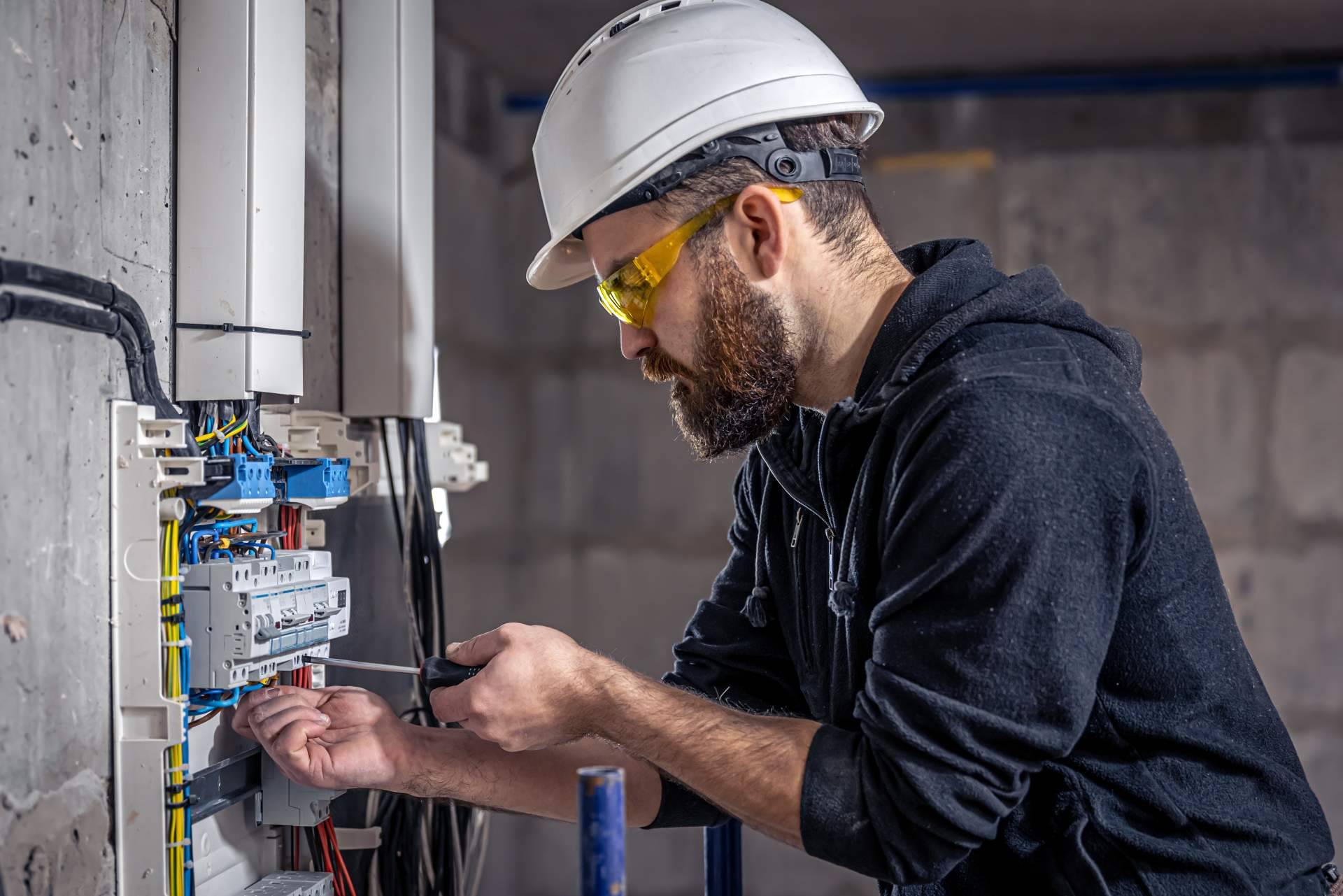 Los servicios de electricistas 24 horas se consolidan en Alicante con la presencia de Reparaciones González