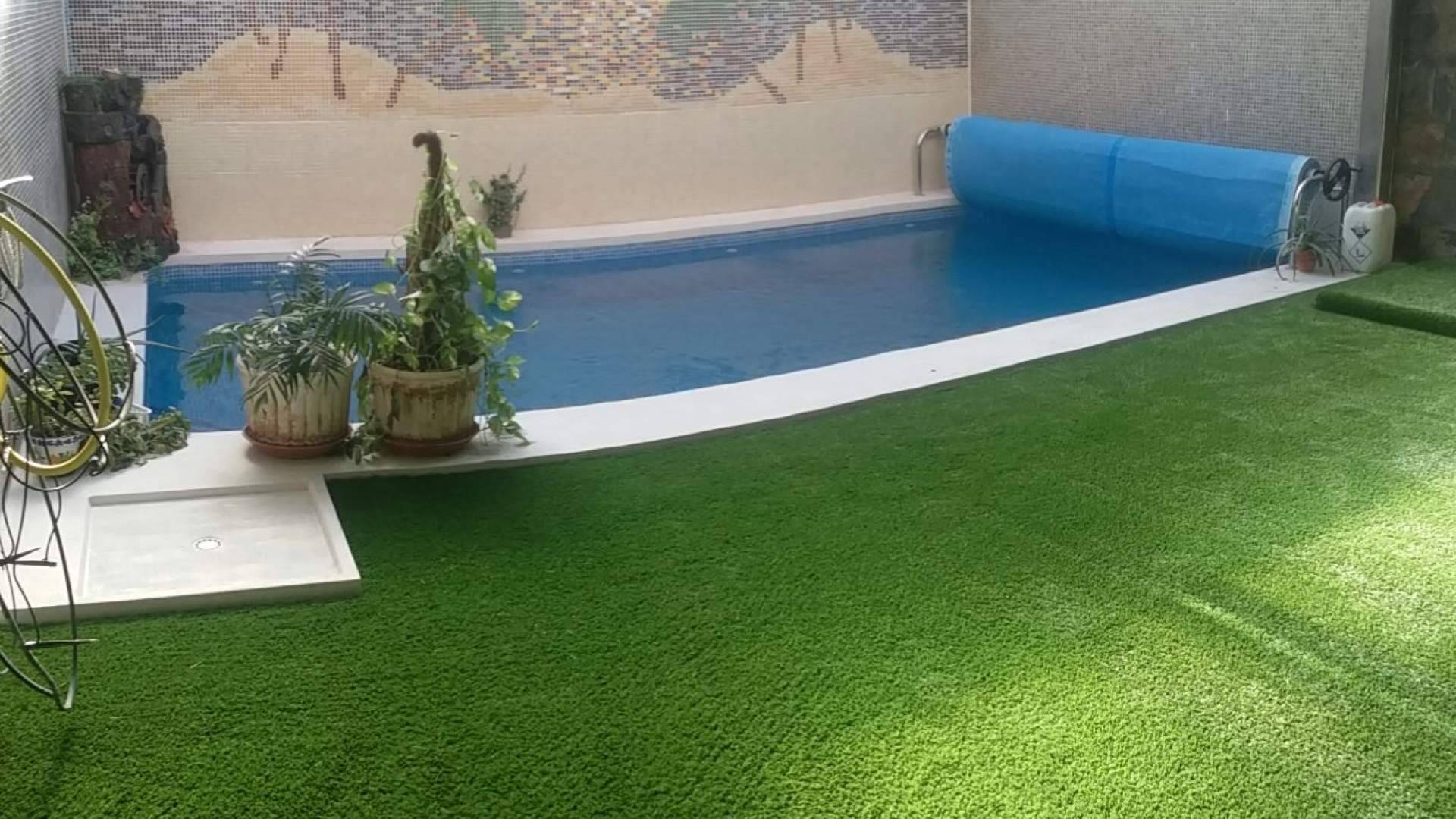 Césped artificial en zonas de piscina, una solución cómoda, segura y resistente para el verano