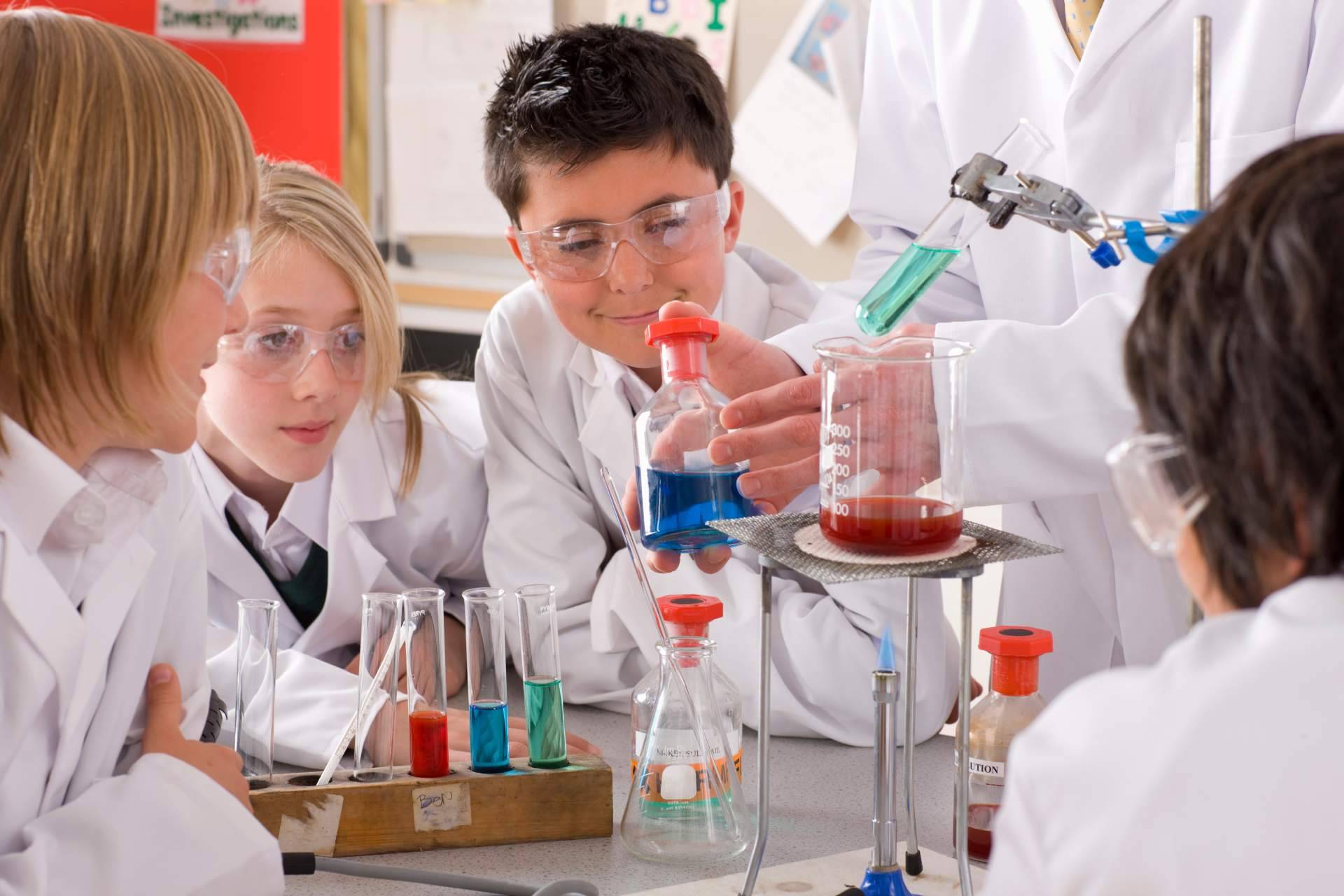 El aula se transforma en laboratorios escolares de la mano de las propuestas de Pidiscat