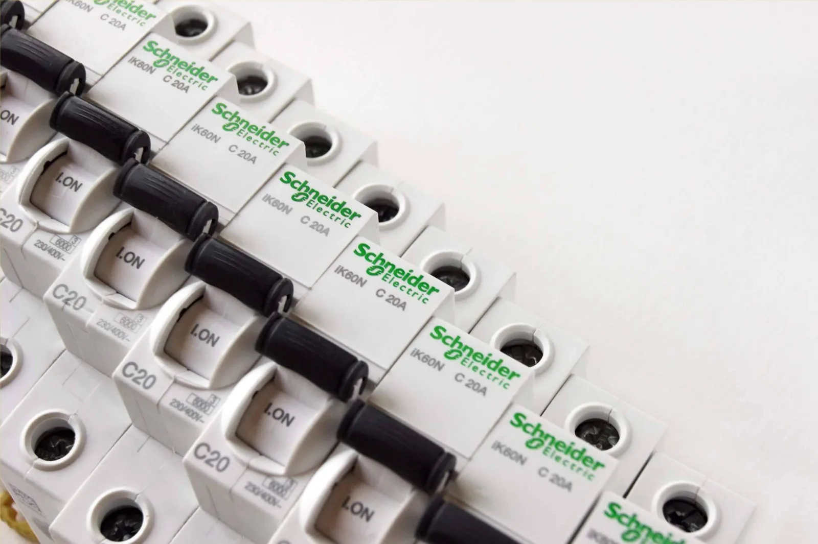 Cadenza Electric amplía su oferta de material eléctrico Schneider Electric con disponibilidad para envío inmediato